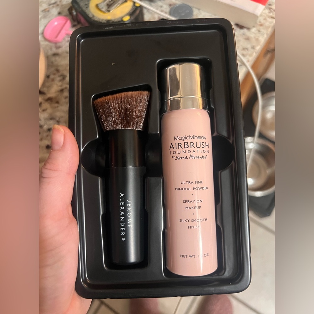 Magic Minerals Air Brush Foundation Lt Med - Picture 2 of 2